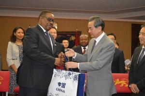 Peter Mutharika with Wang Yi