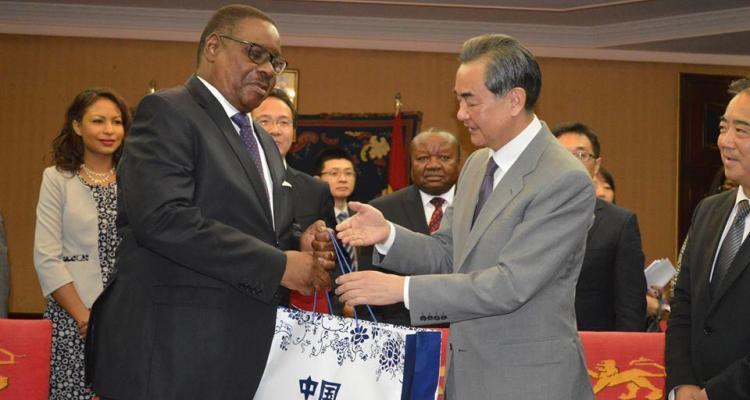 Peter Mutharika with Wang Yi