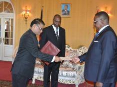 Peter Mutharika with Suresh Kumar