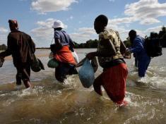 Zimbabwe-border-jumpers-crossing-the-Limpopo