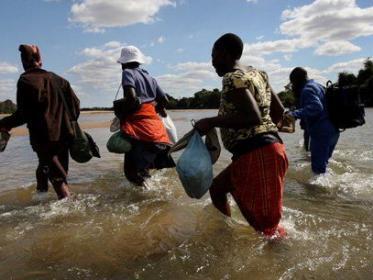 Zimbabwe-border-jumpers-crossing-the-Limpopo