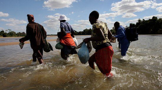 Zimbabwe-border-jumpers-crossing-the-Limpopo