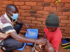 Administering of polio vaccine in Malawi