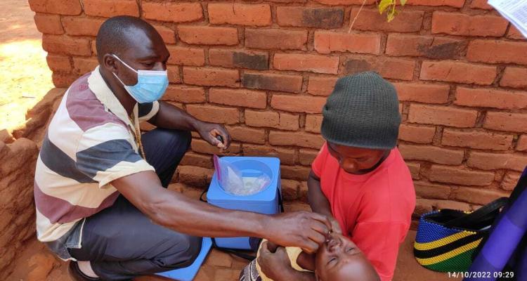 Administering of polio vaccine in Malawi