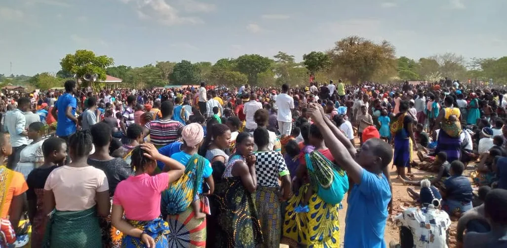 People during the funeral of Thomas Chibade