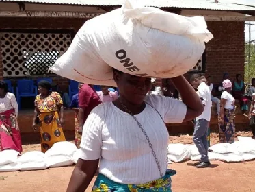 Beneficiaries carrying the fetilizer