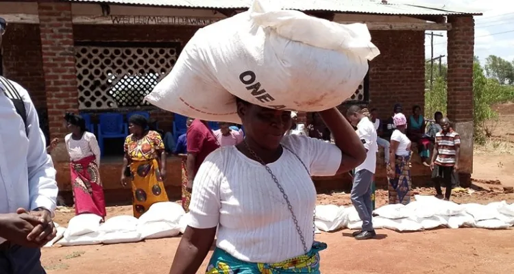 Beneficiaries carrying the fetilizer