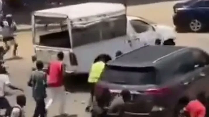 Malawi Vendors attacking a city council vehicle in Blantyre