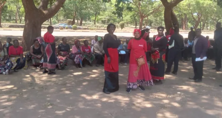 Former Malawi Young Pioneers on Friday conducted a vigil at Kamuzu Mausoleum in Lilongwe as one way to force government to pay their benefits.