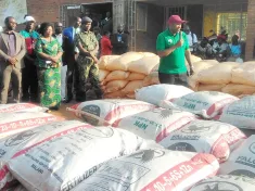 Agriculture Minister Sam Kawale speaking Tuesday at Smallholder Farmers Fertiliser Revolving Fund of Malawi in Neno Depot when he inspected the AIP redeeming exercise progress.