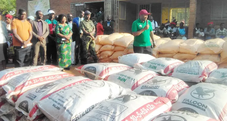 Agriculture Minister Sam Kawale speaking Tuesday at Smallholder Farmers Fertiliser Revolving Fund of Malawi in Neno Depot when he inspected the AIP redeeming exercise progress.