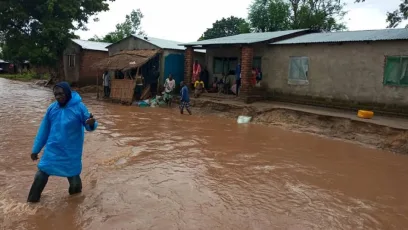 The Department of Disaster Management Affairs (DoDMA) says about 7,000 have been displaced by flash floods following heavy downpour in Nkhotakota and Karonga Districts.