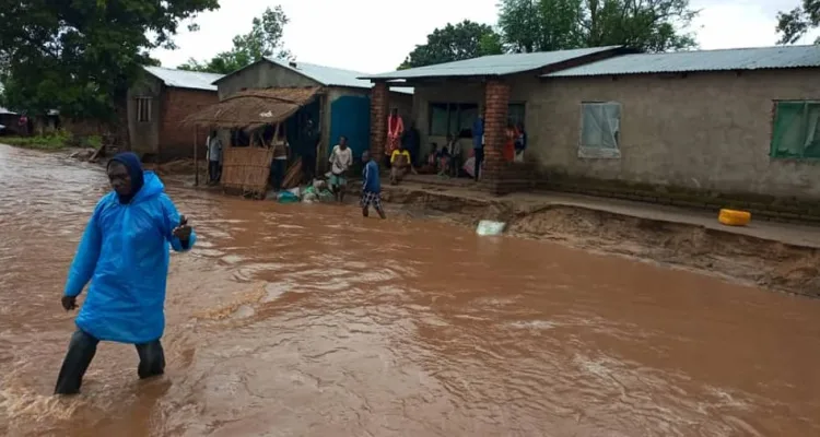 The Department of Disaster Management Affairs (DoDMA) says about 7,000 have been displaced by flash floods following heavy downpour in Nkhotakota and Karonga Districts.