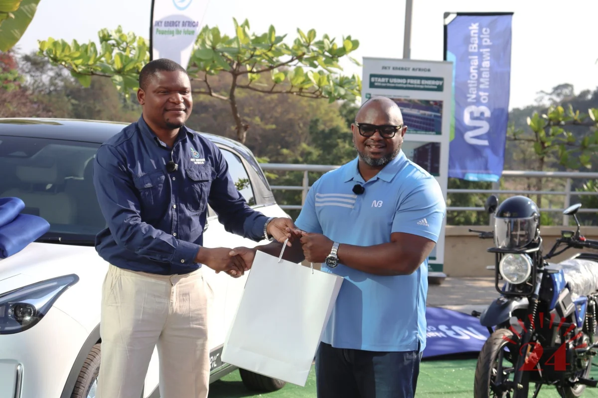 Ulaya Right Gives A Gift To Thomson After The Purchase Of The Ev Vehicle And E Bikes 002- Malawi24